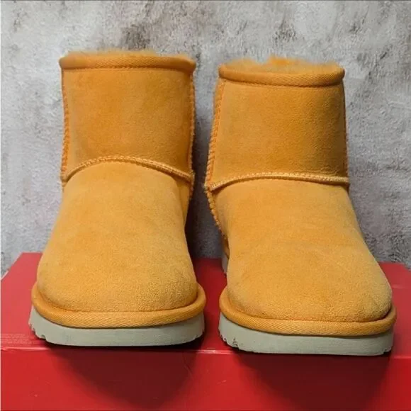 UGG Classic Mini II Short Suede Sheepskin Boots in California Poppy. Size 8 - Picture 3 of 10